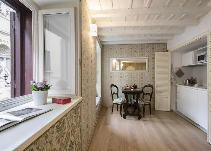Luxury With Direct Trevi Fountain View Romantic Appartement Rome